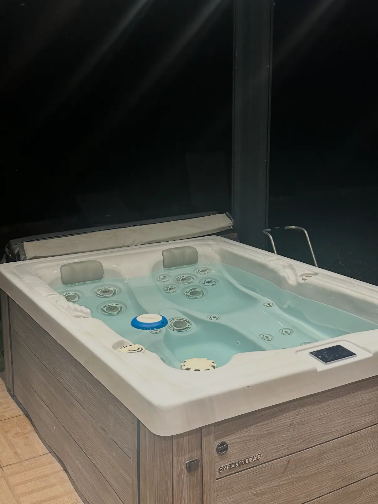 Jacuzzi éclairé, vu de nuit